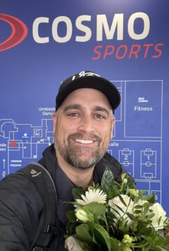 Ehrenmitglied Benjamin Koch mit Blumenstrauß in der Hand.